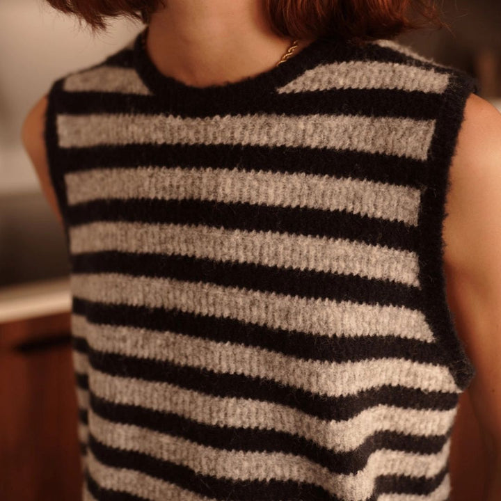 Gestreiftes Stricktop mit offenem Rücken