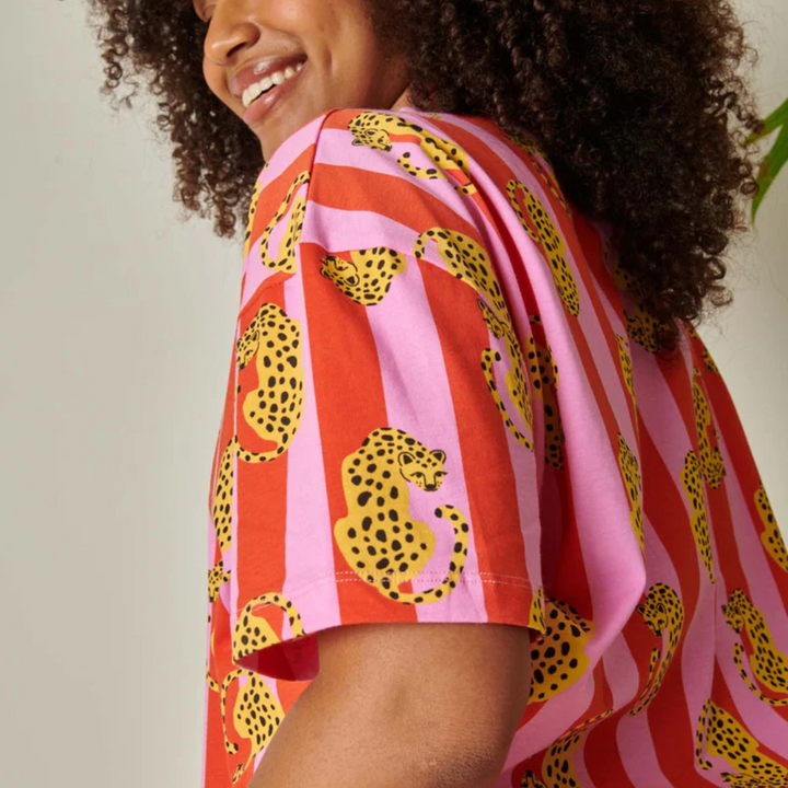 Kurzer Pyjama aus Bio-Baumwolle (Leopard Rot Gestreift)